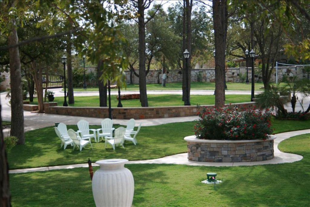 Paradise Resort At Hill Country Buchanan Dam Экстерьер фото